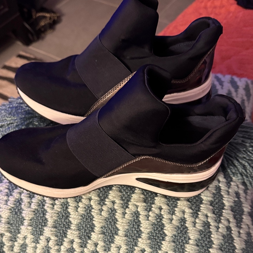 Dkny Black and White Slip-On Sneakers Modern Comfort